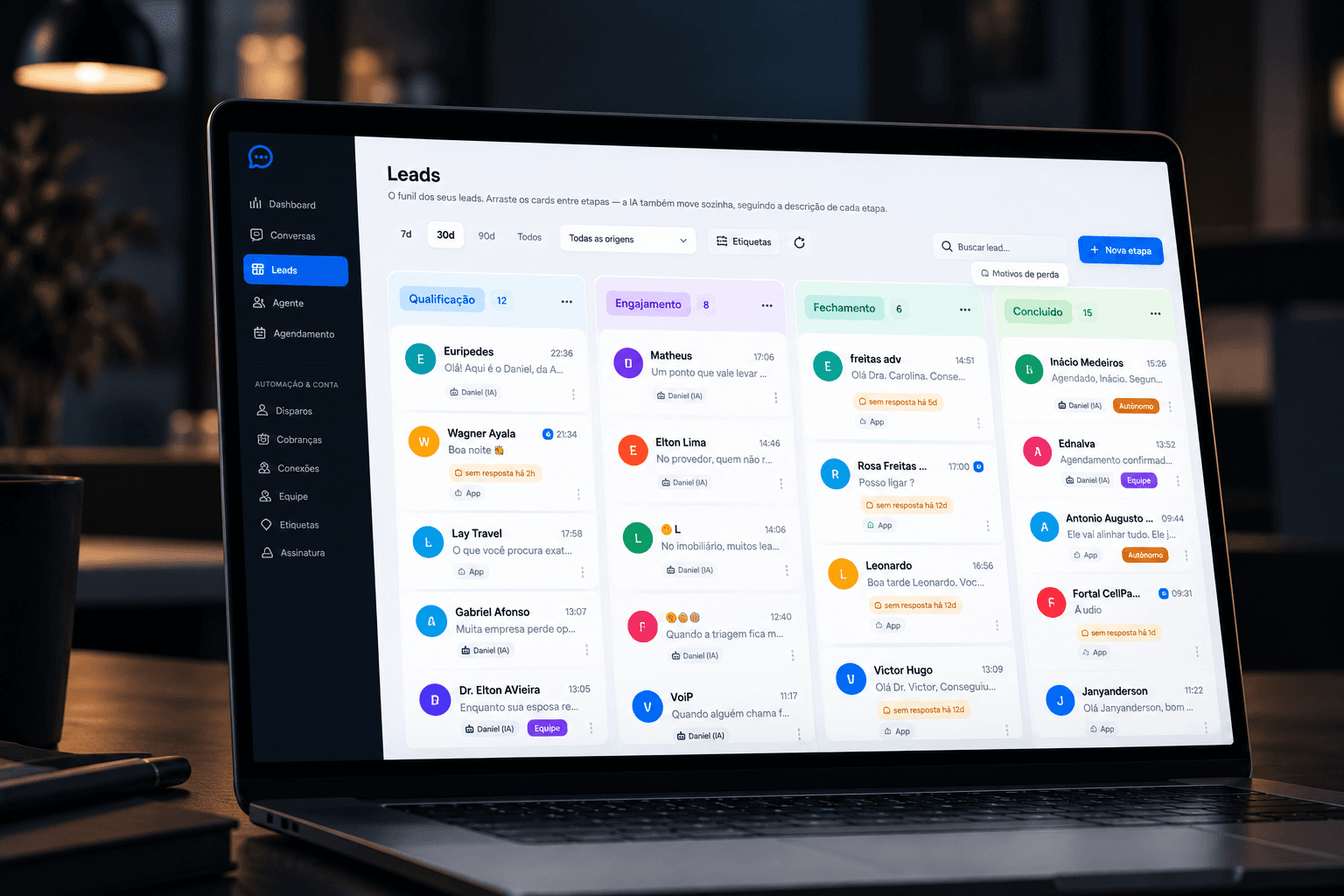 Funil kanban do CRM com a IA movendo os cards
